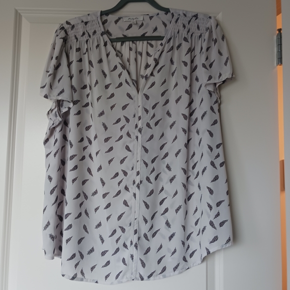Elegant White Blouse with Black Leaf Pattern - Picture 1 of 3